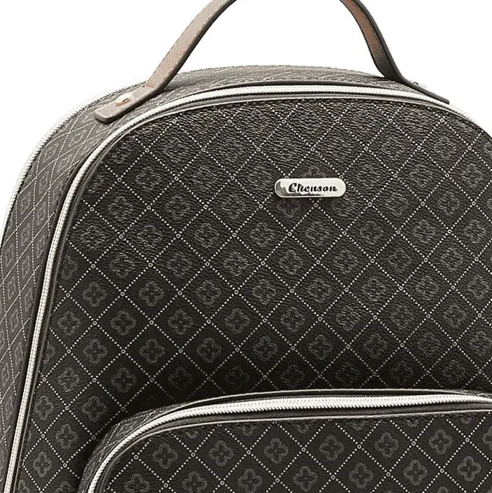 Mochila Chenson Monograma Café  vista em uso casual